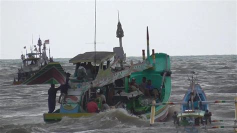 Gelombang Km Terjang Angin Pantai Puger Youtube