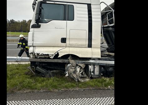 Wypadek na S11 w piątek Wystrzał opony i zgnieciony tir