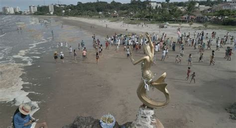 Festa de Iemanjá leva centenas de pessoas à Praia do Cristo Maramata e