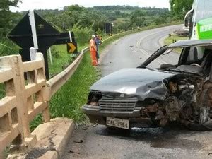 G1 Motorista fica gravemente ferido após acidente na MG 050 em Bambuí