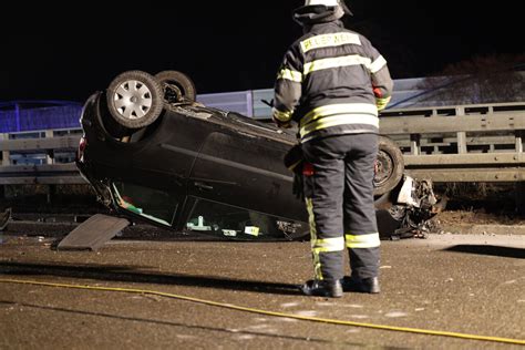 Uhingen Fahrer war betrunken Kleinwagen überschlägt sich auf der B10