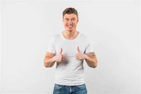 Hombre Joven Sonriente Que Muestra El Pulgar Para Arriba Con Dos Manos