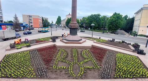 Комунальники Кропивницького зробили патріотичні квіткові клумби (ФОТО)