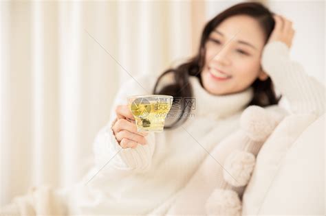 冬季青年女性居家喝养生茶高清图片下载 正版图片501538960 摄图网