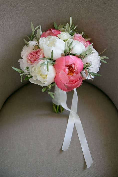 Bouquet de la mariée rond pivoines blanches et roses feuillages d