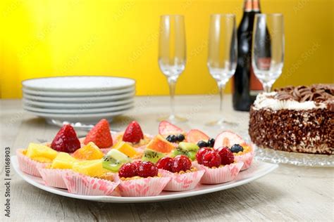 Foto Stock Pasticcini Mignon Alla Frutta Con Crema Pasticcera Adobe Stock