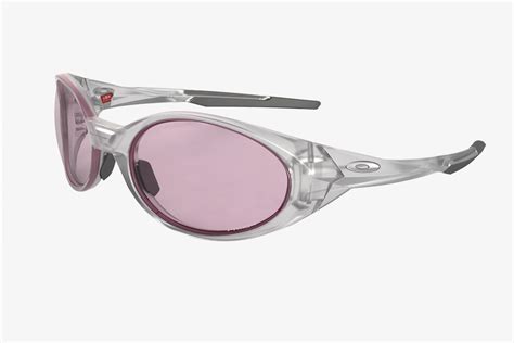 A Closer Look At How Oakley Is Leading The Fast Shades Trend