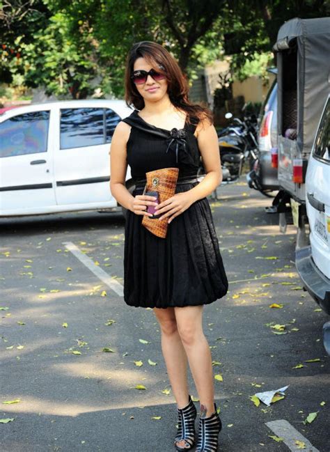 Bollywood Actress World Original Cute Nadia In Hot Black Latest Stills Image Gallery