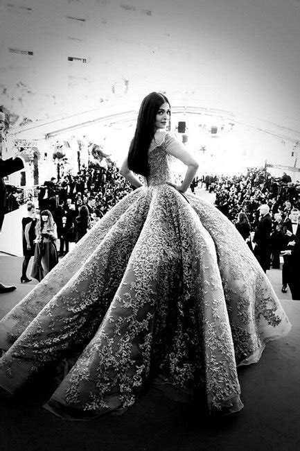 Aishwarya Rai Bachchan Poses Rihanna During Cannes Film Festival 2017