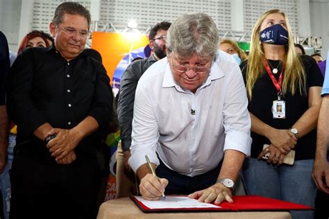 João assina ordem de serviço para construção do Hospital de Clinicas de