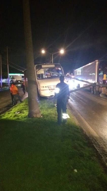 Unidad de transporte público protagoniza accidente de 5 de febrero