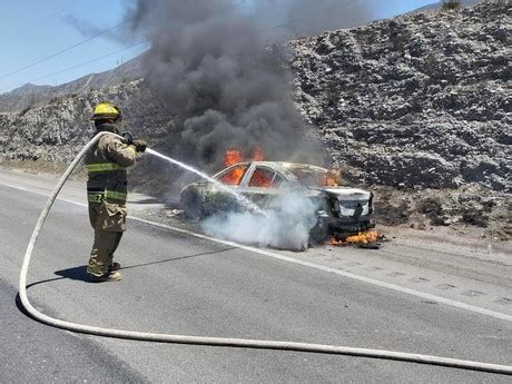 Incendio consume automóvil en la carretera Monterrey Saltillo POSTA