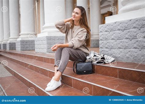 La Belle Belle Femme élégante S asseyant Sur Des Escaliers De Rue Avec