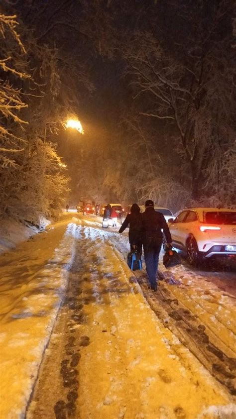 Pasagerii au ajuns pe jos la Aeroportul Iaşi cu zăpada până la brâu