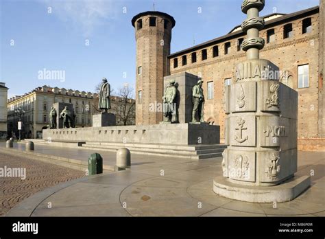 Monumento A Emanuele Filiberto Duca Daosta Comandante De La 3ª