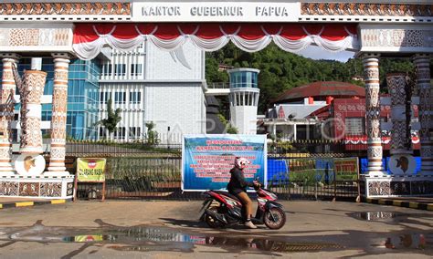 Kantor Gubernur Papua Disegel ANTARA Foto