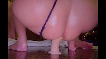 Femme MILF chevauchant un énorme gode anal XVIDEOS