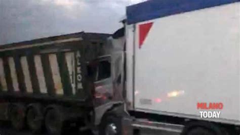 Mega Incidente Tra 4 Camion E 2 Auto Sull A4 Autostrada Chiusa E Coda