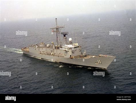 Une vue à tribord de l arc de la frégate de missile guidé USS CLARK