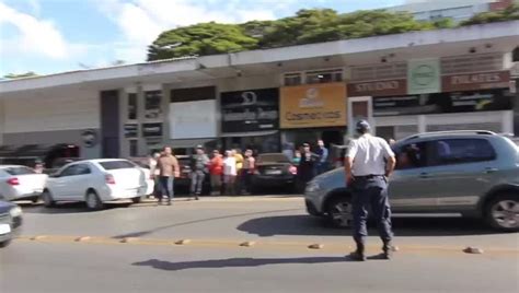 Motorista Tenta Furar Fila De Posto Bate Boca E Atinge Carros Ao Fugir