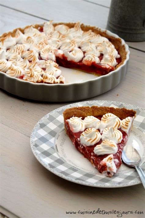 Le goûter du Dimanche Tarte aux fraises et rhubarbe meringuée