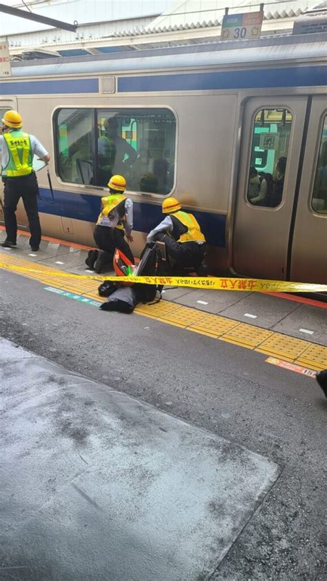 常磐線 上野駅で人身事故「目の前で人が線路に飛び込んだ、車両の下に巻き込まれてるみたいで駅員が声掛けしてる」高崎線や宇都宮線も巻き込まれ電車