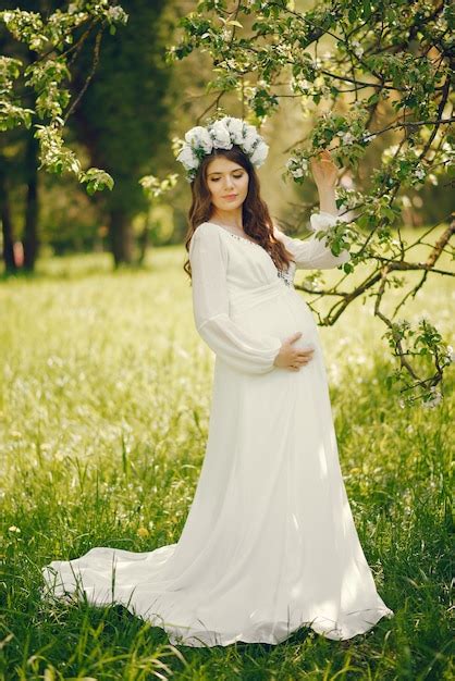 Belle Jeune Fille Enceinte Dans Une Longue Robe Blanche Et Une Couronne