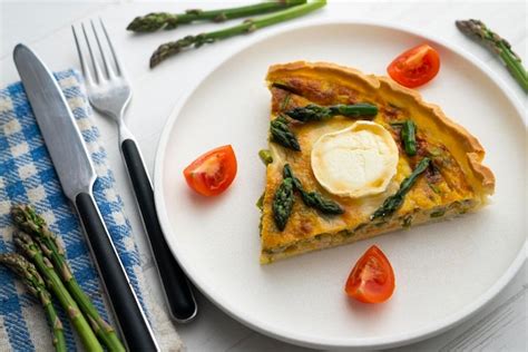 Quiche a la francesa con huevos de espárragos verdes y lonchas de queso