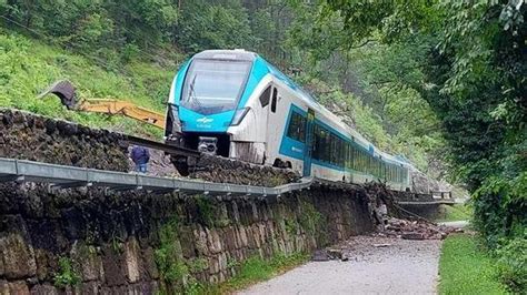 Maltempo In Slovenia Treno Deraglia Con 20 Passeggeri A Bordo Il Piccolo