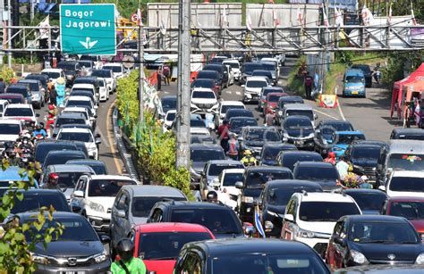 Jalur Wisata Puncak Padat Pada H Lebaran Antara Foto