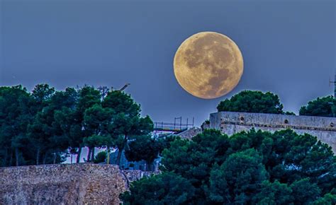 La Foto El Sol Iluminando La Luna Sobre El Castillo De D Nia