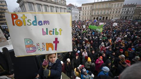 Potsdam Tausende Menschen Bei Demo Gegen Rechts Scholz Und Baerbock