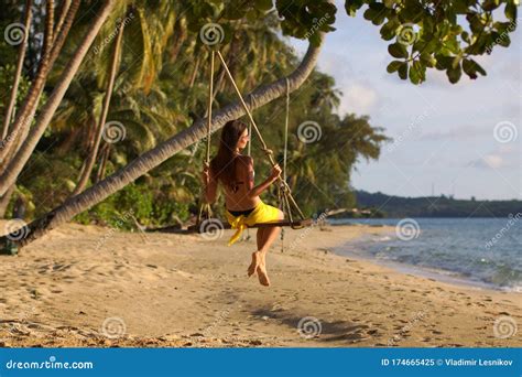 Jeune Femme Dans Le Bikini Reposant Sur L Oscillation De Corde Sur La Plage De Sable Tropicale