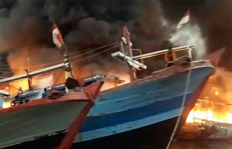 Pelabuhan Pelindo Tegal Geger Belasan Kapal Nelayan Hangus Terbakar