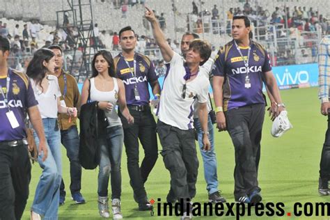 Ipl Kkr Beats Rcb Shah Rukh Khan Celebrates With Daughter Suhana