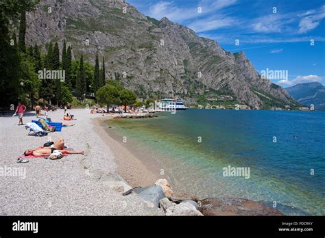 Die Leute Am Strand Von Limone Limone Sul Garda Gardasee Lombardei