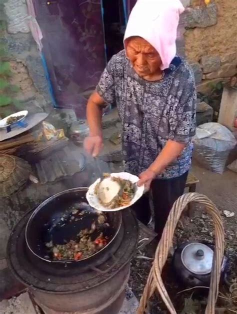 第一次帶女朋友去農村，奶奶煮的柴火飯讓她喜歡的不得了 每日頭條