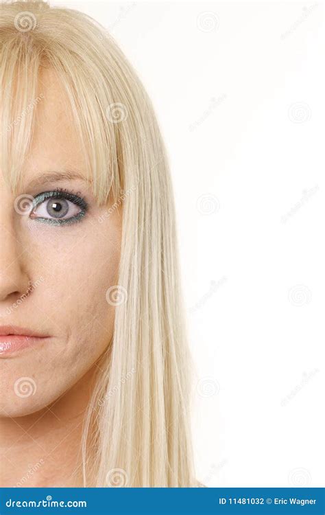 Blonde Avec Demi De Visage Photo Stock Image Du Sourcil