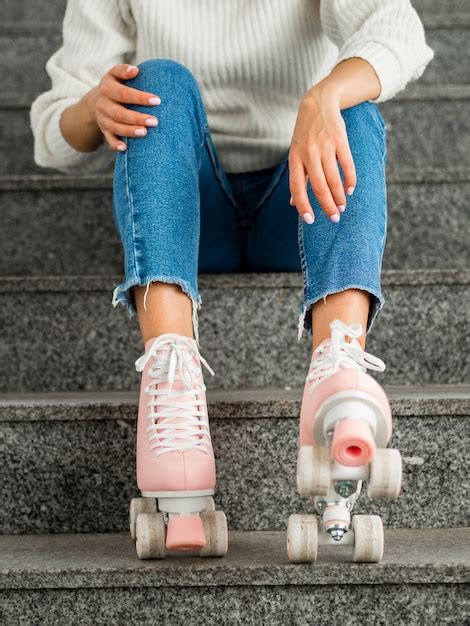 Mujer Con Patines En Las Escaleras Foto Gratis