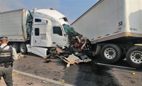 Choque Frontal De Auto Y Tráiler Deja 3 Muertos En La Morelia Guadalajara