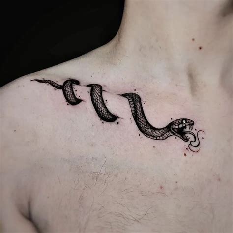 Collar Bone Snake Tattoo En 2022 Tatuaje Del Cuello Tatuaje 3d