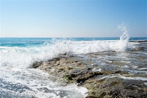 Ondas Do Mar Quebrando Em Uma Praia Pedregosa Foto Premium