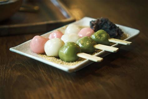 Postre dulce de bola de masa hervida hanami dango japonés de tres