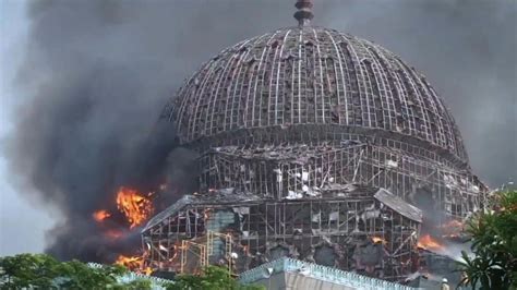 Impactante video del momento en el que se derrumba la cúpula de