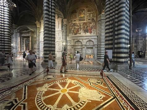 Come Stelle In Terra A Siena Scoperto Il Meraviglioso Pavimento Del