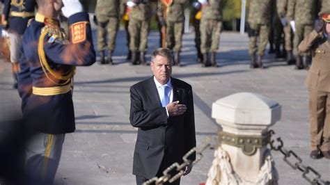 Klaus Iohannis La Ceremonia De Ziua Armatei Aduc Un Omagiu Din Inim