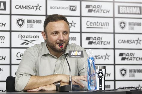 Apresentados Pelo Botafogo John E Lucas Halter Celebram Chegada