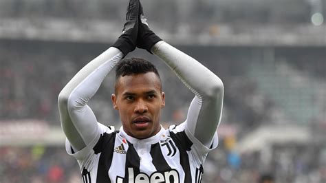 Manchester United 'reignite' interest in Juventus defender Alex Sandro ...