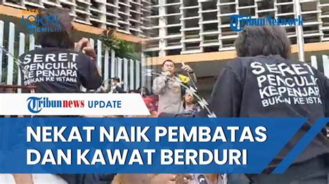 DETIK DETIK Wanita Pendukung Ganjar Mahfud Nekat Naik Pembatas Dan