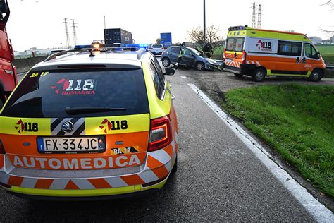 Violento Schianto Contro Il Guard Rail Foto Massimo Argnani